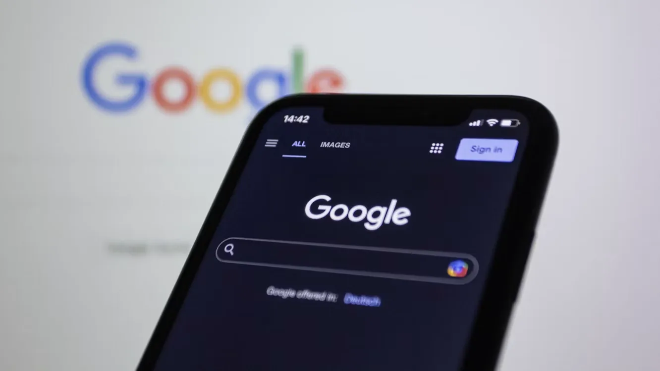 Alguien buscando algo en Google desde su teléfono.