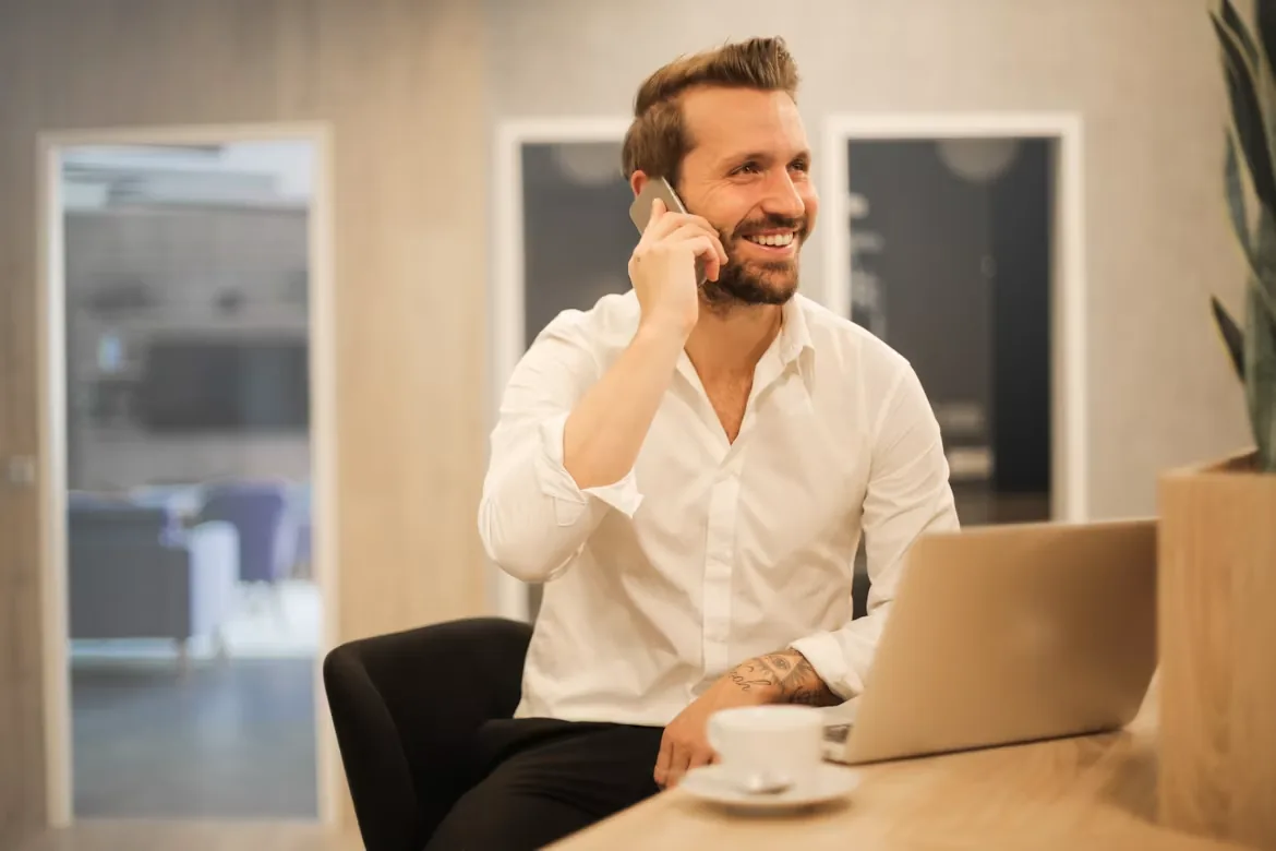 El dueño de una empresa atendiendo por teléfono desde su oficina.